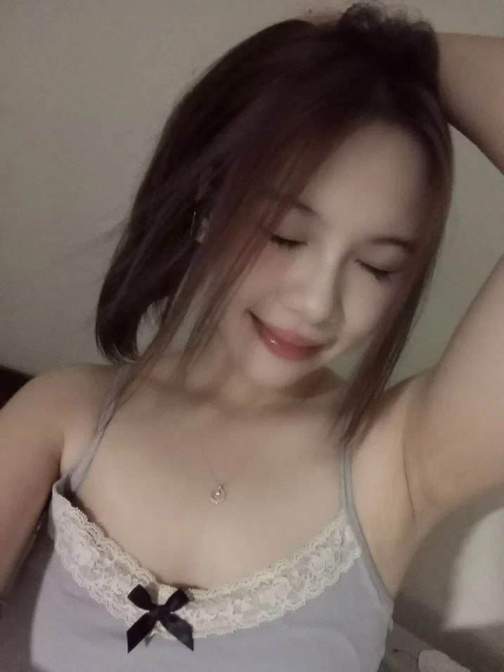 Không dễ để người tiếp viên có thể cung cấp dịch vụ. Cô ấy sợ bị phát hiện nên phải dùng ghế chặn cửa.