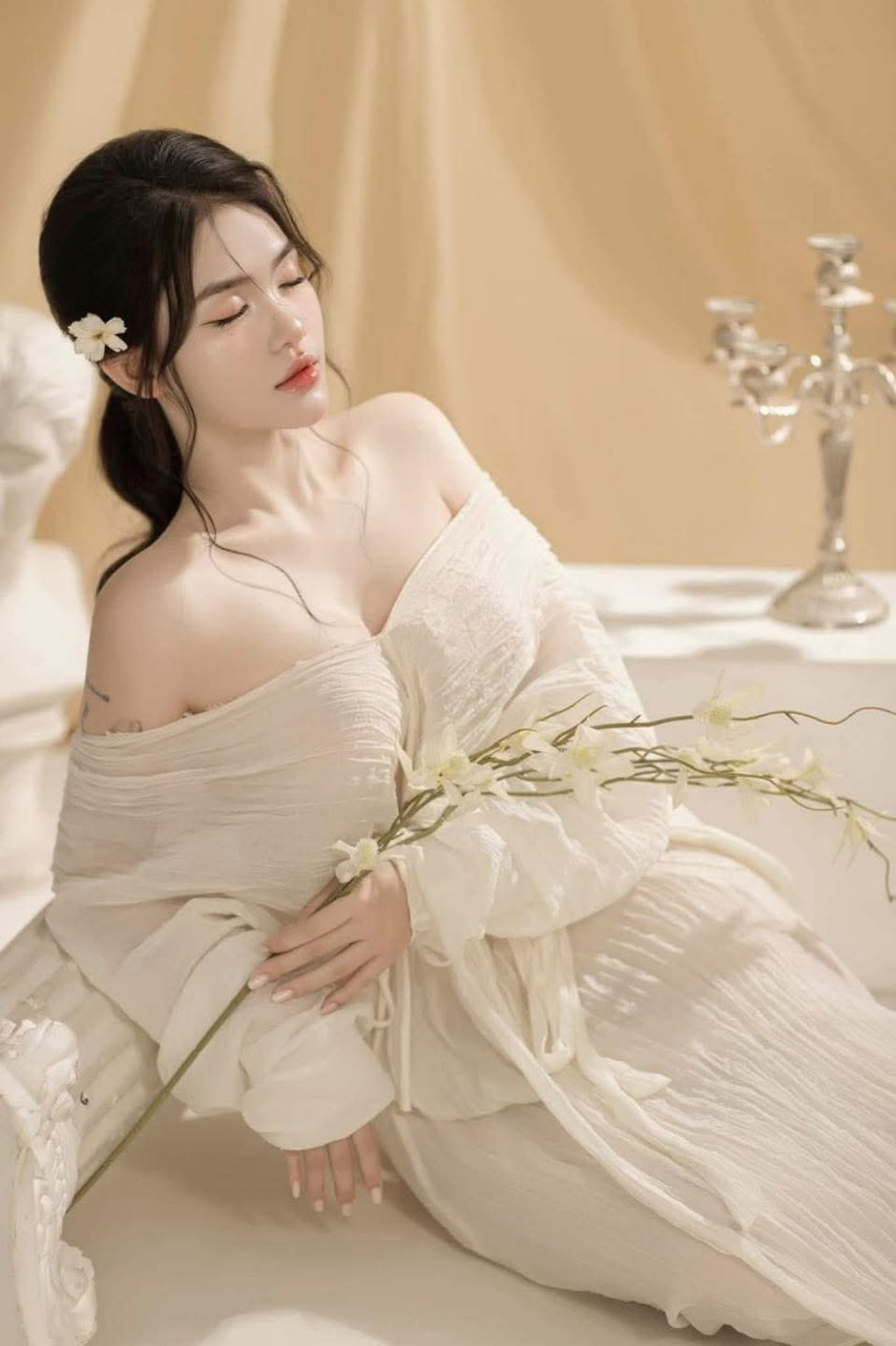 Con ghệ ngoan, bướm múp hồng hào chổng mông cho trai địt